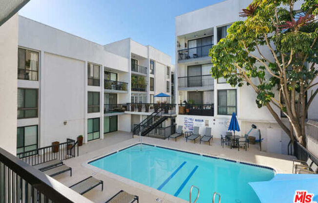 906 N Doheny Dr