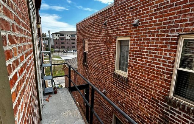 2 beds, 1 bath, 800 sqft, $1,195, Unit 601 - Unit 305 B800