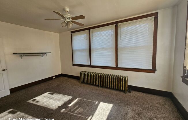 3 beds, 1 bath, $1,700, Unit UNIT 2