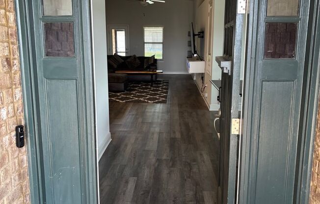 Modern Home in GREAT neighborhood w/ community pool!!