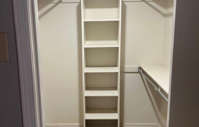 2 beds, 1.5 baths, 933 sqft, $935