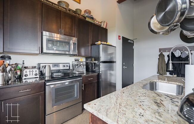 2 beds, 2 baths, $2,350, Unit 727 N. 4th St. Apt. 211