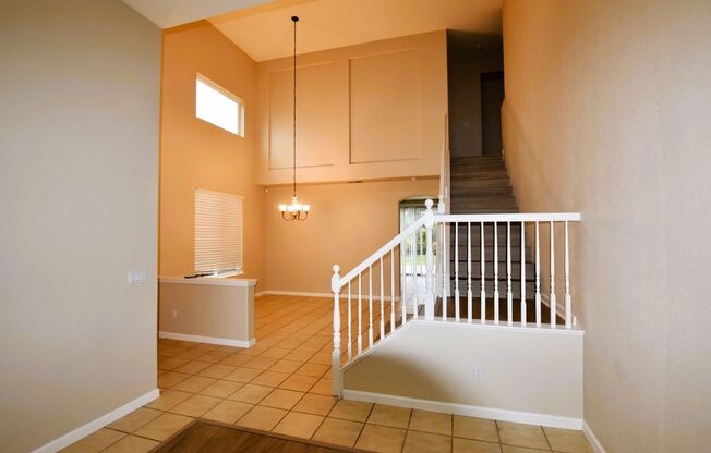 4 BR/ 2.5 Bath Spacious Open Floor Plan