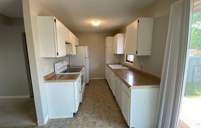 3 bed, 1 bath townhome - Move in Incentive!!!