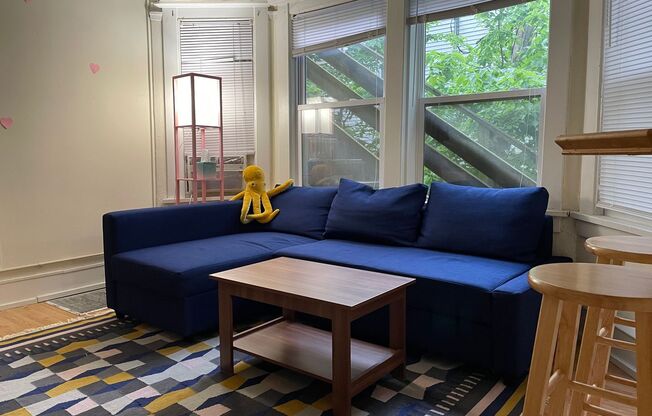 2 beds, 1 bath, $1,195, Unit 712 W Illinois #2