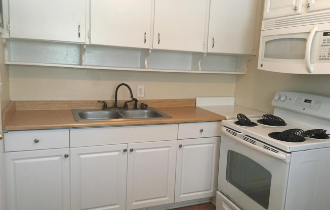 Beautiful 2 Bedroom 1 Bathroom Home with Spacious Living and Backyard