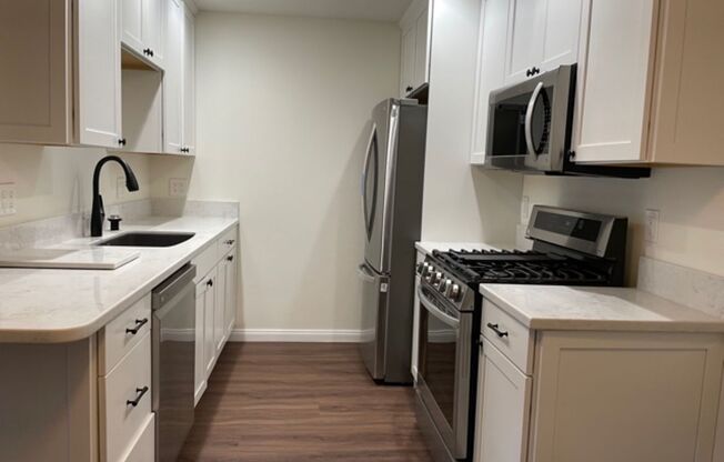 1 bed, 1 bath, 754 sqft, $2,595, Unit Warner #216