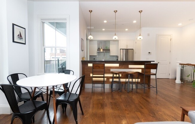 585 E 7 ST