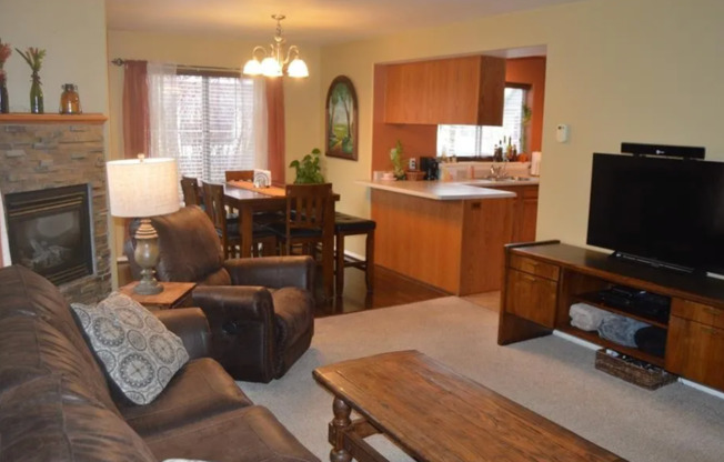 3 beds, 2 baths, $1,800, Unit Unit B