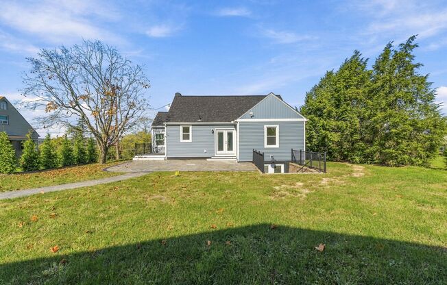 Newly renovated 3 bedroom beauty in Upper St. Clair! Available NOW!