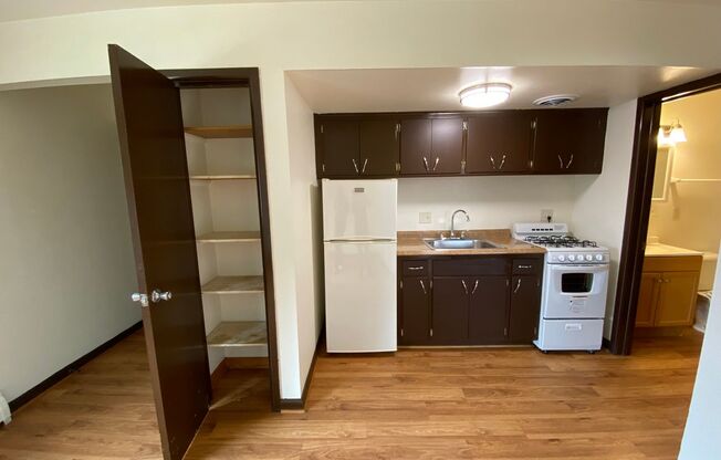 1 bed, 1 bath, 700 sqft, $925, Unit 02