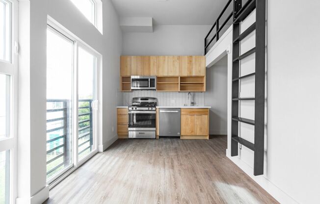 Studio, 1 bath, 332 sqft, $1,300