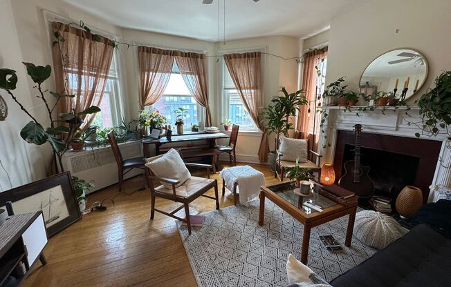 2 beds, 1 bath, 750 sqft, $3,370, Unit 43