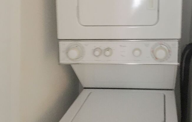 2 beds, 1 bath, 1,105 sqft, $2,595, Unit 2211-1