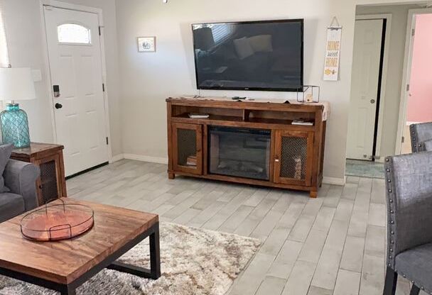 Fully Furnished 3 bedroom pool home in Largo