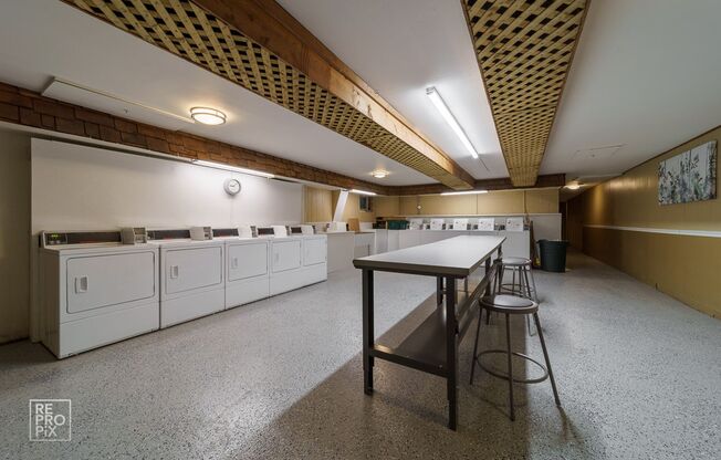 2 beds, 1 bath, 850 sqft, $1,550, Unit 5006 Harrison B8