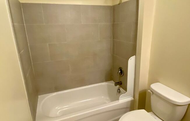 Studio, 1 bath, 653 sqft, $999, Unit 409 Unit 203