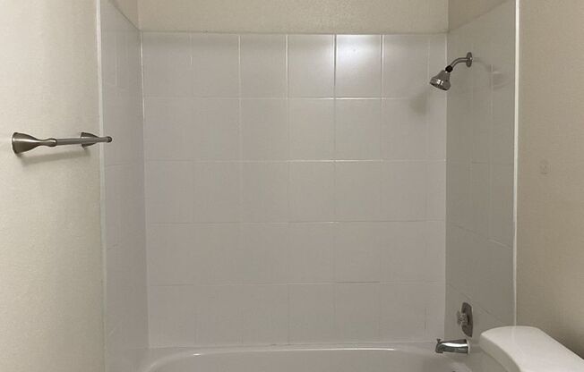 2 beds, 1 bath, 992 sqft, $1,250, Unit 4760-105