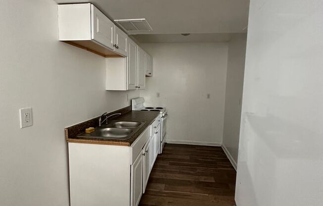 1 bed, 1 bath, $750, Unit B2