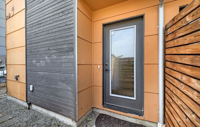 Beautiful 2 Bed Townhome Conveniently Located In Seattle!