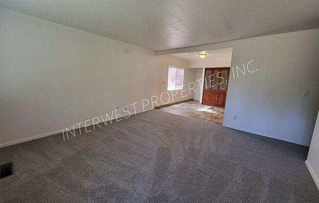 *1ST MONTH'S RENT FREE PROMO* Charming 3 bd Home in Portland with W/D Hook-ups, and Large Fenced Backyard