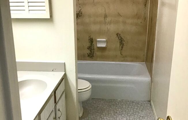 2 beds, 2 baths, 995 sqft, $800, Unit 14