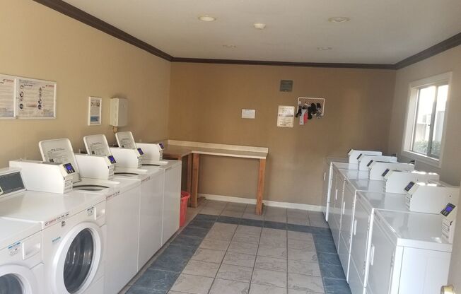 2 beds, 1 bath, 800 sqft, $2,100, Unit 27