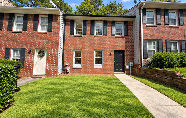 Spacious 3 Bed 2.5 Bath Townhome in Marietta!