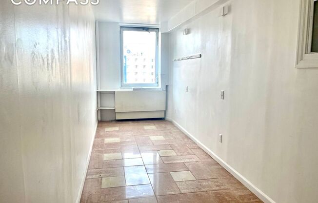 2 beds, 1 bath, $3,100, Unit 4