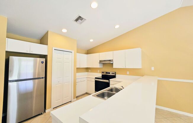 Great 3-bedrooms, 2 baths duplex with new appliance