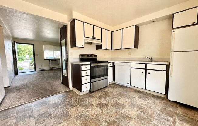 2 beds, 1 bath, $1,195