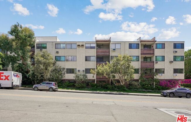 530 S BARRINGTON AVE