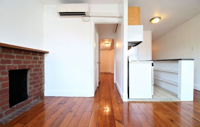 Charming 1 BR w/ Great Natural Light!*Available September*
