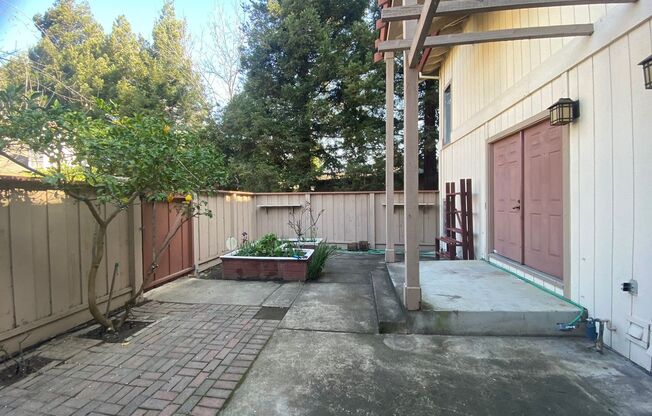 Very Spacious 2 Bedroom 2.5 Bath Townhouse- 1400sqft of living space. Near Fremont Bart & Central Park