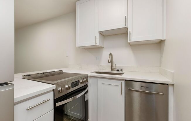 Studio, 1 bath, 450 sqft, $1,388, Unit 210