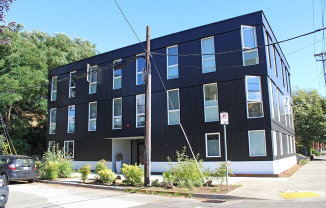 **Rent Special!!**Light and Bright New Construction Condo on Interstate MAX Line