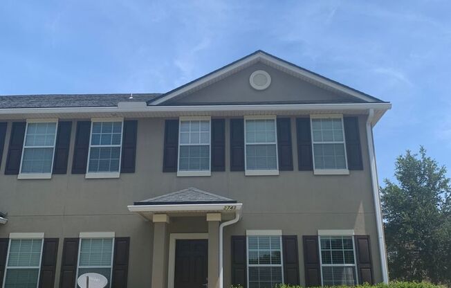 Spacious 3 Bed/2.5 Bath Townhome in Oakleaf