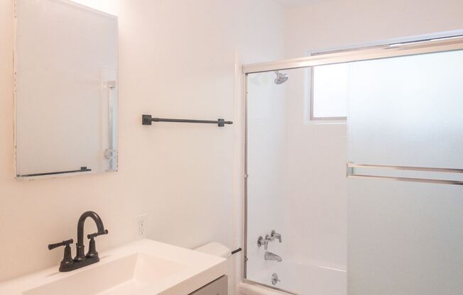 2 beds, 1 bath, $2,550, Unit 2