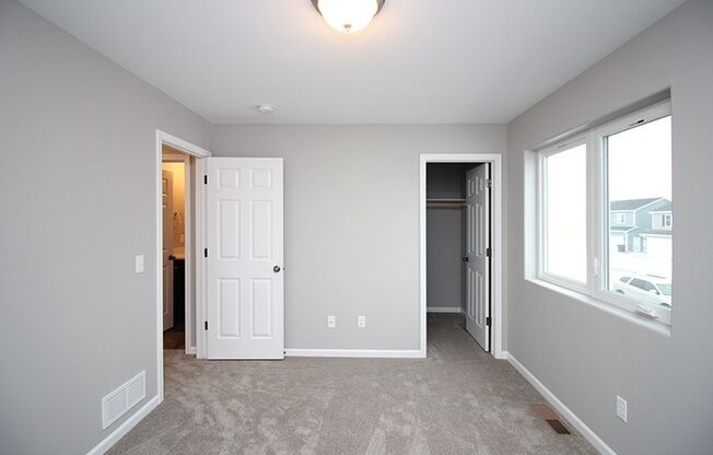 Like New Twinhome With Modern Finishes! SW Mandan & PET FRIENDLY