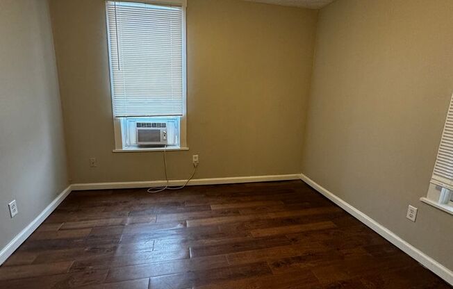 3 beds, 1 bath, $1,100, Unit #202