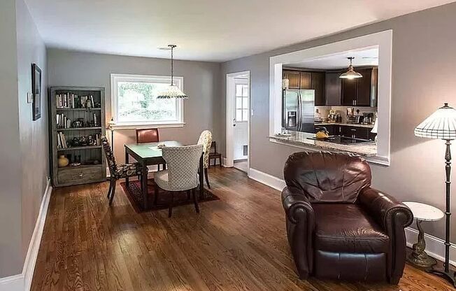 3BD/2BA with a FLEX ROOM HOUSE IN WEST ASHLEY- Available June 1, 2026!