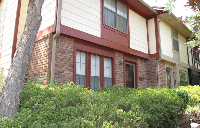 2 beds, 1.5 baths, $1,275