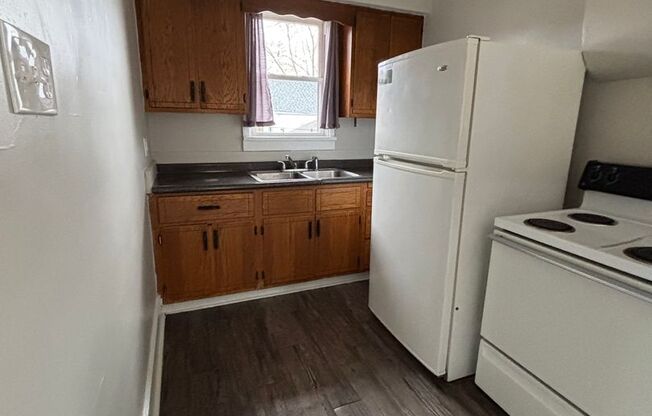 3 beds, 1 bath, $1,000, Unit 1204 6th Ave Beaver Falls (right side)