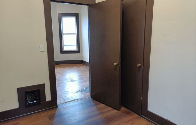 3 beds, 1 bath, $1,095, Unit Upper