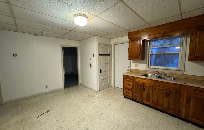 2 beds, 1 bath, $1,300, Unit 3