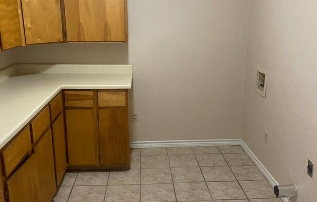 3 beds, 1 bath, $1,095