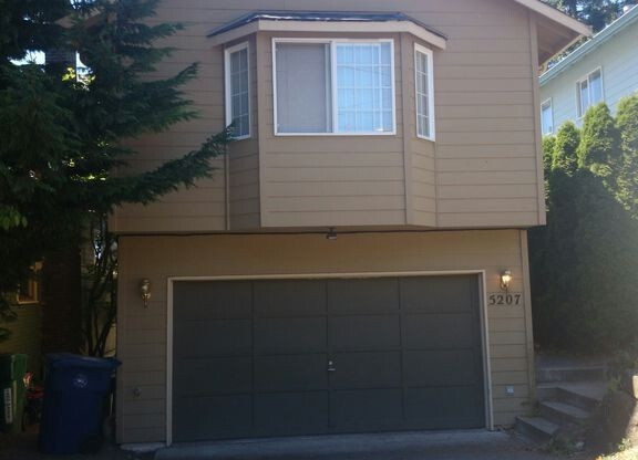 Lovely upper 2 floors of Large home in Phinney Ridge