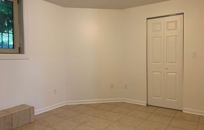 2 beds, 1 bath, 800 sqft, $1,699, Unit 5717 Hobart St. #B8