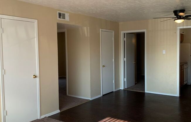 3 beds, 2 baths, $1,350, Unit 1083