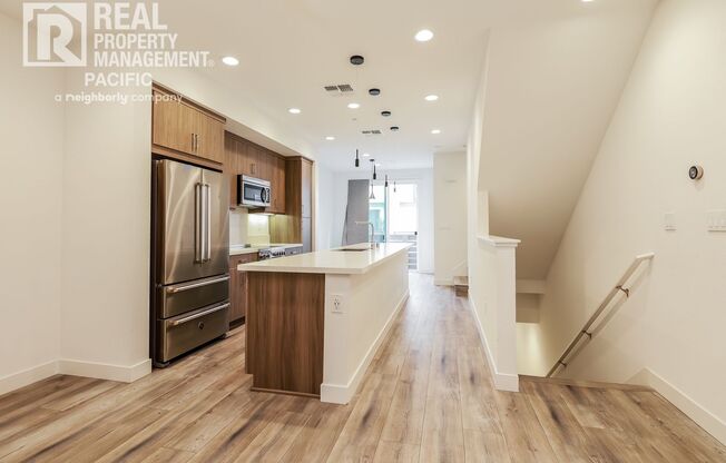 Modern Townhome in Gated West Oakland Community